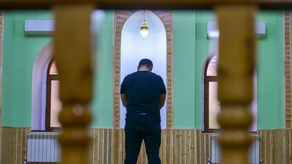 Один из прихожан в мечети во время намаза - Sputnik Азербайджан