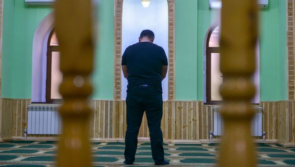 Один из прихожан в мечети во время намаза - Sputnik Azərbaycan