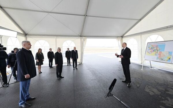Президент Азербайджана Ильхам Алиев принял участие в открытии магистрального газопровода на территории Абшеронского района - Sputnik Азербайджан