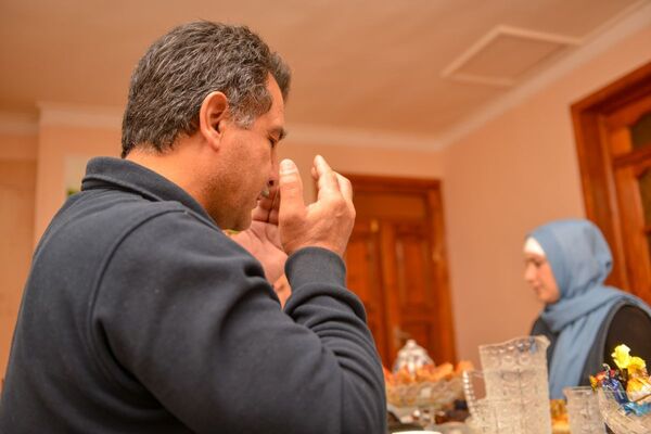 Kosalar kənd sakini İlqar Mustafayev ailəsi ilə birgə orucluğun ilk duasını edir - Sputnik Azərbaycan