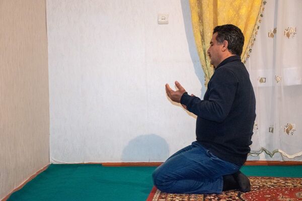  İlqar Mustafayev ailəsi ilə birgə orucluğun ilk duasını edir - Sputnik Azərbaycan