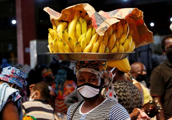 A street vendor wearing a face mask is pictured as the spread of the?coronavirus?disease (COVID-19) continues, in Abidjan, Ivory Coast - Sputnik Azərbaycan