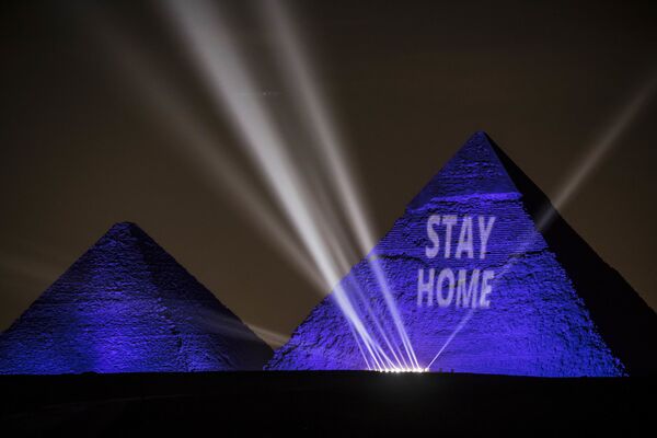 Надпись Оставайся дома на египетских пирамидах - Sputnik Azərbaycan