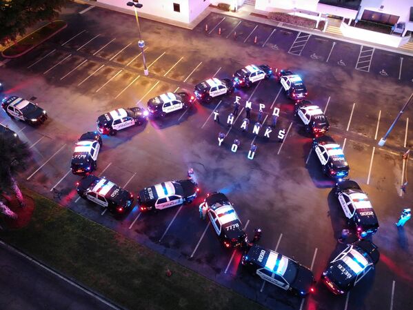The Fort Myers Police Department makes heart out of police cars to thank health workers at Lee Memorial Hospital, in Fort Myers, U.S.,  - Sputnik Azərbaycan