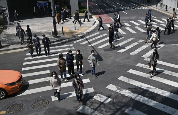 Pedestrians wearing face masks cross the road in Seoul  - Sputnik Azərbaycan