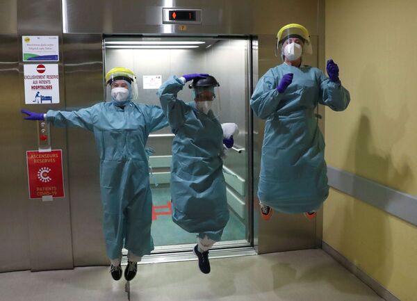 Medical personnel jump in the COVID-19 unit at the CHR Centre Hospitalier Regional de la Citadelle Hospital, during the coronavirus disease (COVID-19) outbreak, in Liege, Belgium - Sputnik Azərbaycan