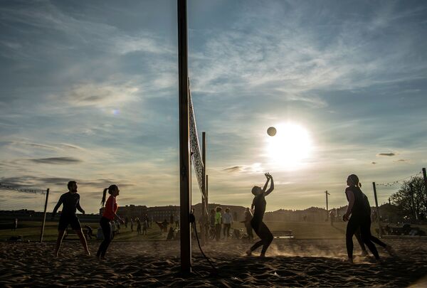 Люди во время игры в пляжный волейбол в Стокгольме, Швеция  - Sputnik Azərbaycan