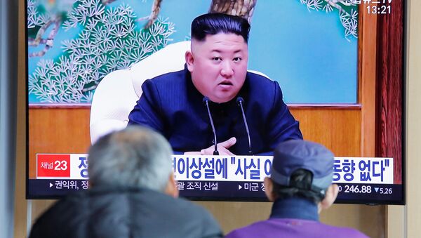 Жители Южной Кореи смотрят репортаж о лидере Северной Кореи Ким Чен Ыне - Sputnik Azərbaycan