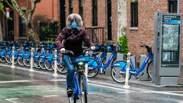  Женщина в защитной маске едет на велосипеде в Нью-Йорке - Sputnik Azərbaycan