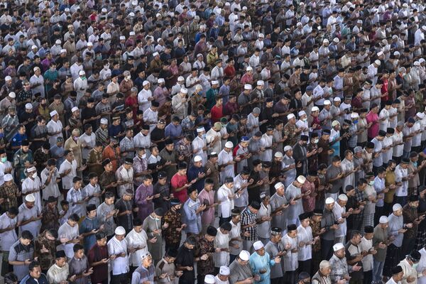Мусульмане во время пятничной молитвы в мечети в первый день священного месяца Рамадана в Локсеумаве, Индонезия - Sputnik Azərbaycan