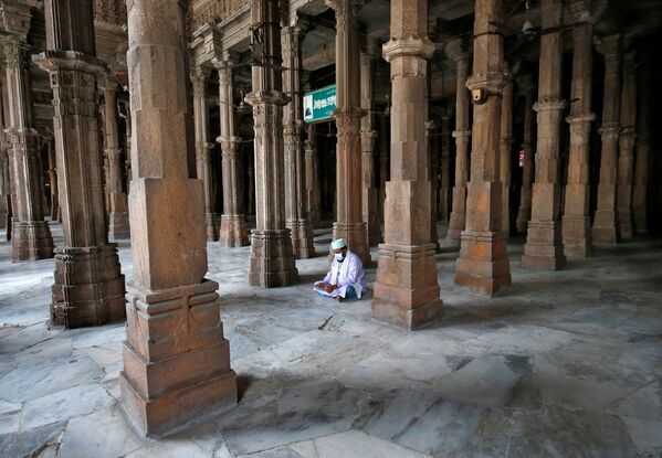 A Muslim wearing a protective mask reads the Koran inside Juma Masjid on the first day of the Muslim fasting month of Ramadan, during a nationwide lockdown to slow the spreading of the coronavirus disease (COVID-19), in in Ahmedabad, India - Sputnik Azərbaycan