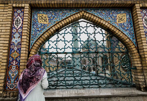 Женщина возле мечети Имамзаде Салех, Иран - Sputnik Азербайджан