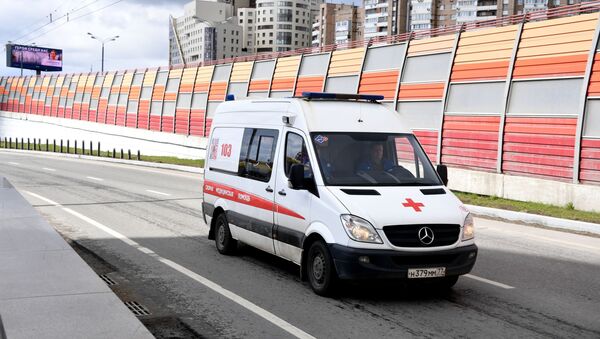 Машина скорой помощи на одной из улиц Москвы - Sputnik Azərbaycan