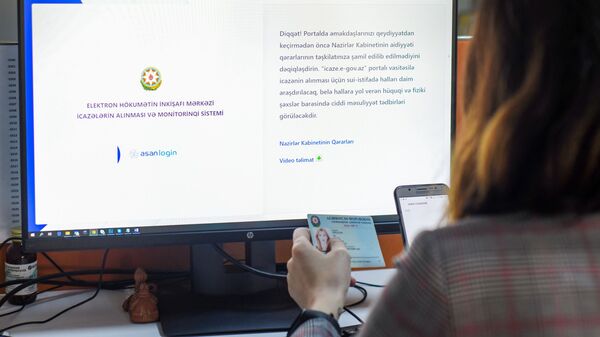 Женщина регистрируется на сайте icaze.e-gov.az  - Sputnik Азербайджан