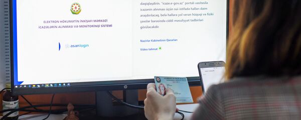 Женщина регистрируется на сайте icaze.e-gov.az  - Sputnik Азербайджан