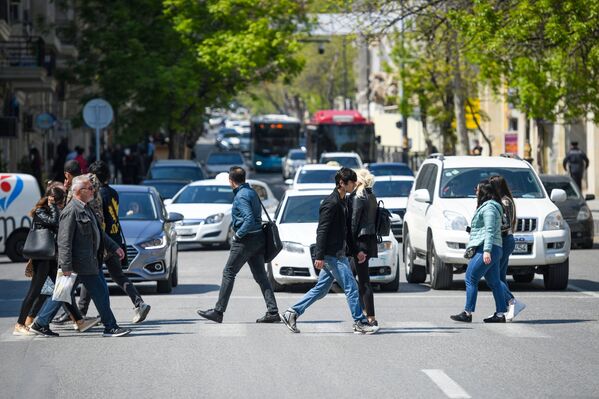 Пешеходы на одной из улиц в Баку - Sputnik Азербайджан