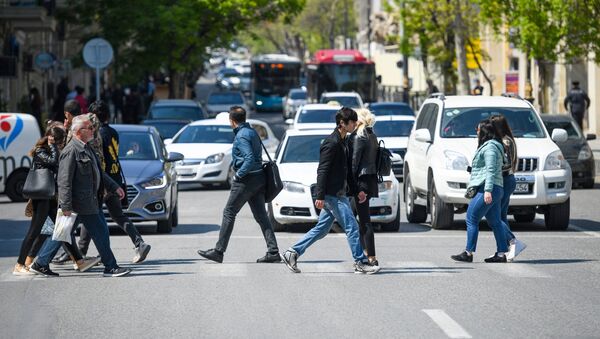 Пешеходы на одной из улиц в Баку - Sputnik Азербайджан
