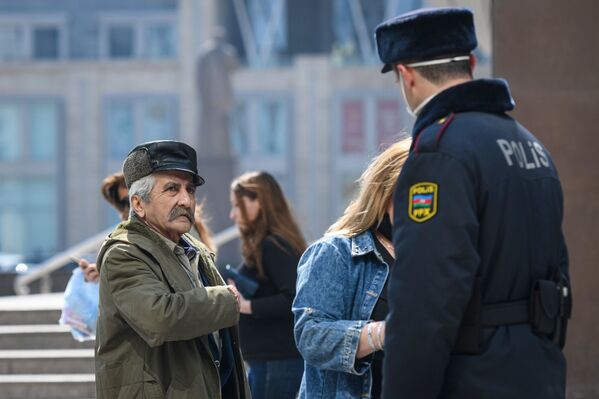 Пожилой мужчина на одной из улиц в Баку - Sputnik Азербайджан
