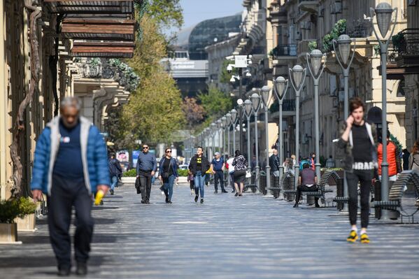 Горожане  на одной из улиц в Баку - Sputnik Азербайджан