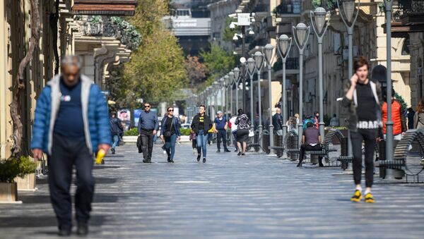 Горожане  на одной из улиц в Баку - Sputnik Azərbaycan