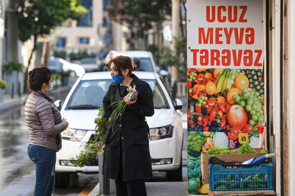 Женщина у овощного магазина в Баку - Sputnik Азербайджан