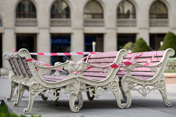 Перевернутые скамейки в Баку  - Sputnik Азербайджан