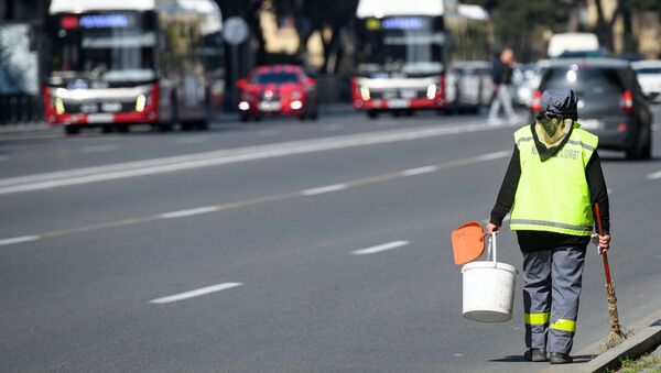 Уборщица на одной из улиц в Баку  - Sputnik Azərbaycan