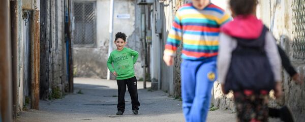 Дети играющие в футбол на одной из улиц в Баку Дети играющие в футбол на одной из улиц в Баку - Sputnik Азербайджан