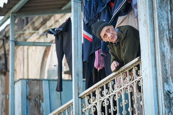 Пожилой мужчина на одной балконов  в Баку - Sputnik Азербайджан