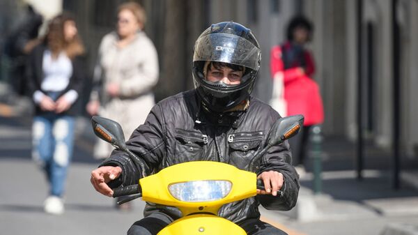 Мотокурьер на одной из улиц в Баку - Sputnik Азербайджан