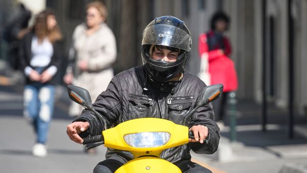 Мотокурьер на одной из улиц в Баку - Sputnik Azərbaycan