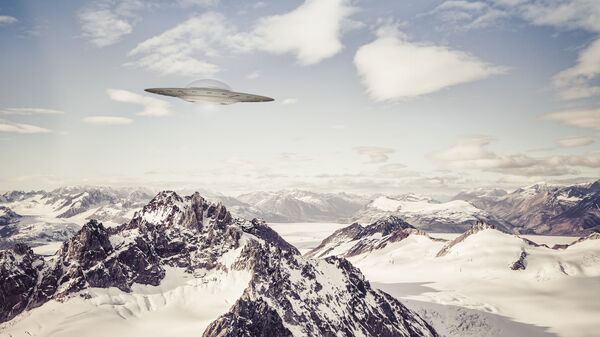 Летающая тарелка НЛО в горах  - Sputnik Азербайджан