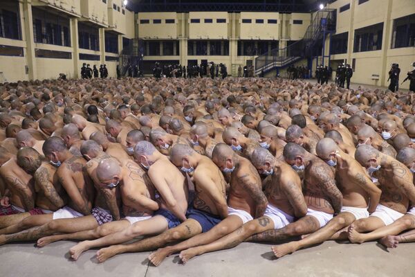 Заключенные в тюрьме Изалко в Сан-Сальвадоре во время операции по обеспечению безопасности - Sputnik Азербайджан