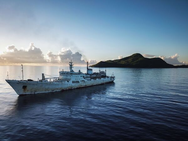 Исследовательское судно Адмирал Владимирский возле Сейшельских островов в Индийском океане - Sputnik Азербайджан