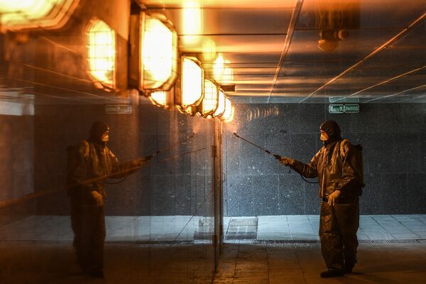 Дезинфекция подземного перехода на Калужской площади в Москве - Sputnik Азербайджан