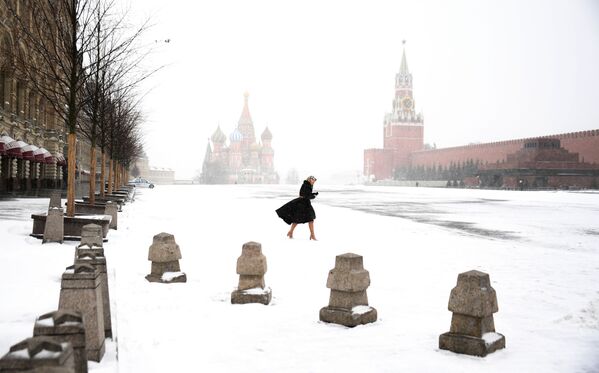 Девушка на заснеженной Красной площади в Москве - Sputnik Азербайджан