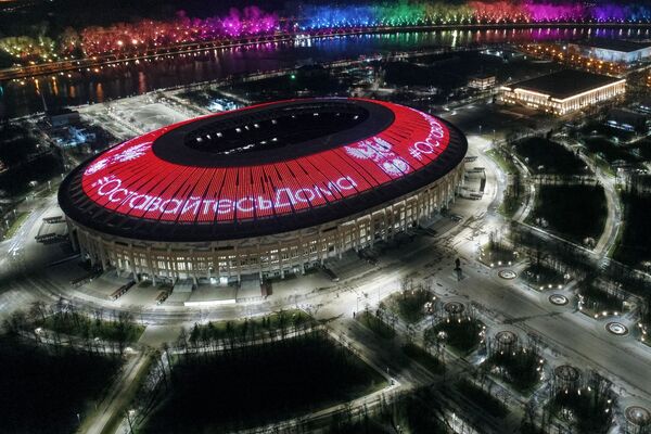 Надпись Оставайтесь дома на крыше стадиона Лужники в Москве - Sputnik Азербайджан