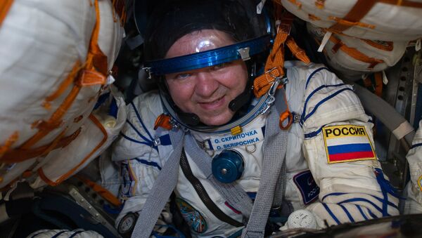 Член основного экипажа МКС-61/62 космонавт Роскосмоса Олег Скрипочка после посадки  - Sputnik Azərbaycan