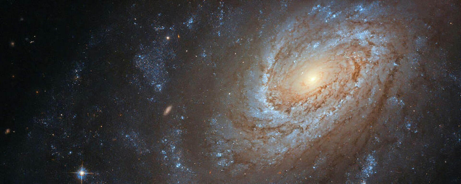 Спиральная галактика NGC 4651 - Sputnik Азербайджан, 1920, 20.05.2024