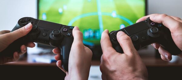 Люди играющие в игру-симулятор футбола Люди играющие в игру-симулятор футбола - Sputnik Азербайджан