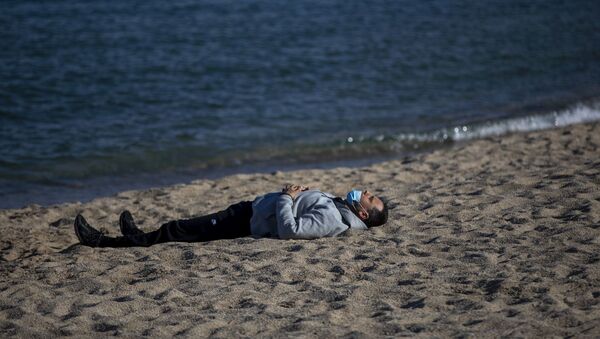 Мужчина на пляже в Барселоне, фото из архива - Sputnik Azərbaycan