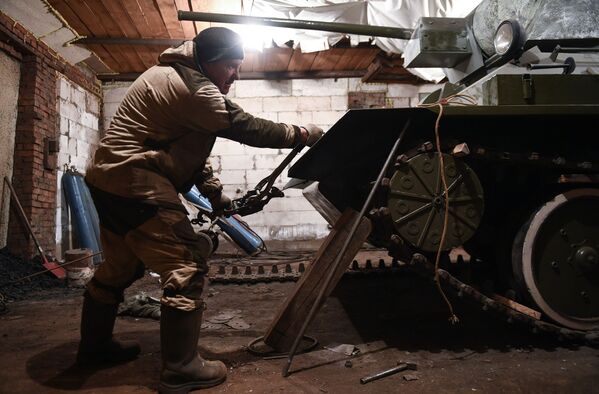 Мастер Максим Свекла работает над копией танка Т-34-76 в гараже своего дома в селе Большой Оеш Новосибирской области - Sputnik Азербайджан
