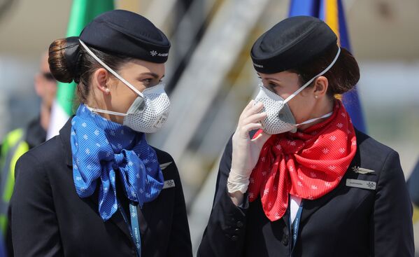 Стюардессы в защитных масках в аэропорту Белграда - Sputnik Азербайджан