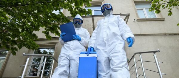 Koronavirus testi aparan tibb işçisi  - Sputnik Азербайджан