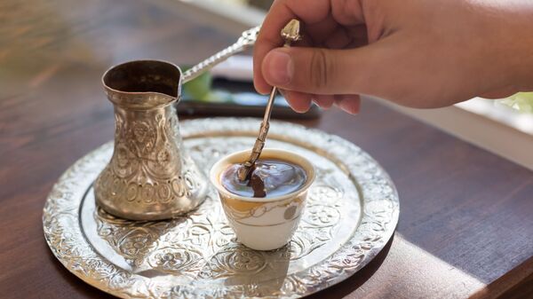 Турка и чашка черного кофе на блюде - Sputnik Azərbaycan