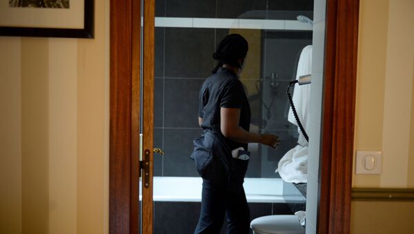 Горничная убирает ванную комнату в отеле, фото из архива - Sputnik Azərbaycan