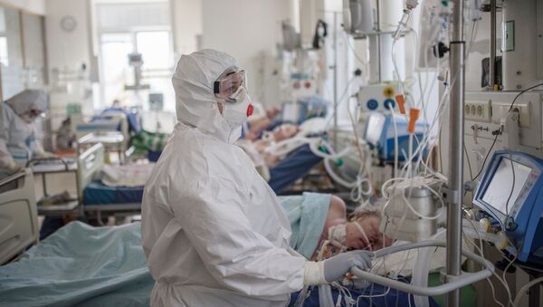 Пациент и медицинский работник в отделении реанимации и интенсивной терапии - Sputnik Azərbaycan