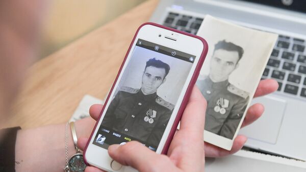 Жительница Москвы заполняет заявку для участия в акции Бессмертный полк онлайн - Sputnik Азербайджан
