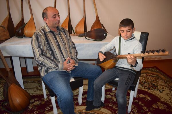 Onun sazının sirri Kəlbəcərdən gəlib, oraya da qaytarmaq arzusundadır Onun sazının sirri Kəlbəcərdən gəlib, oraya da qaytarmaq arzusundadır - Sputnik Azərbaycan