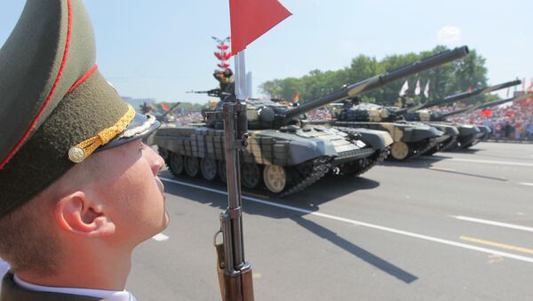 Танки Т-72 в военном параде в честь Дня Независимости Беларуссии в Минске - Sputnik Azərbaycan